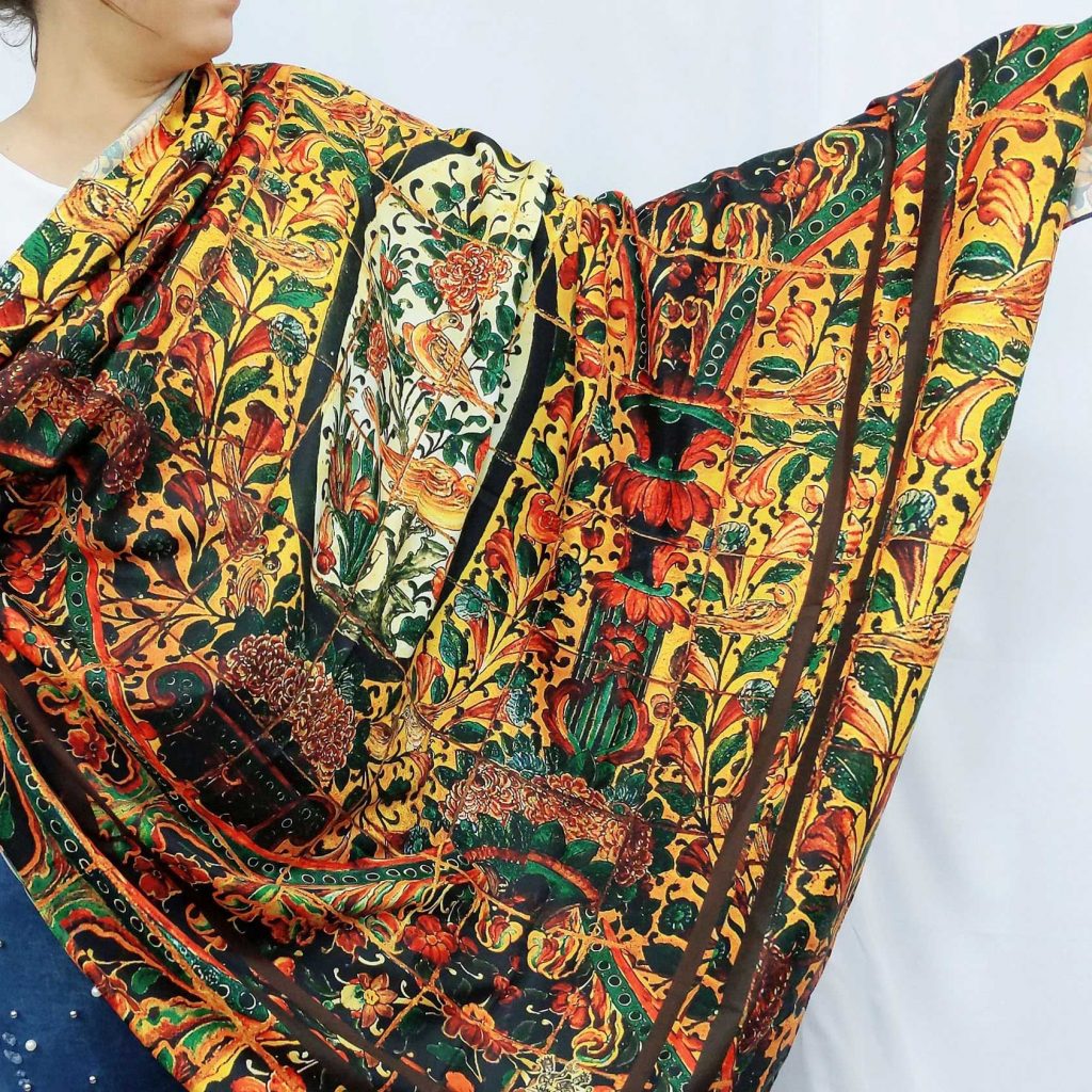 Scarf with flower and chicken design